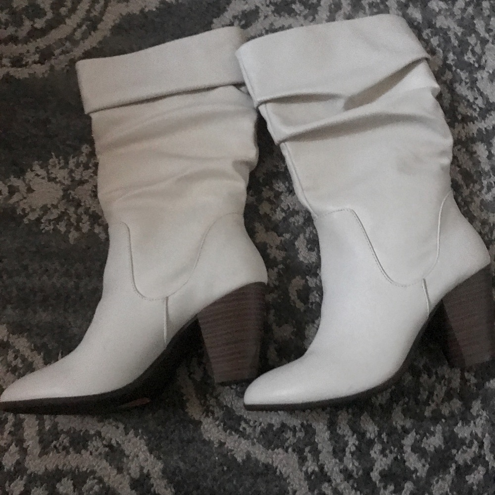 Woman’s casual off white boots